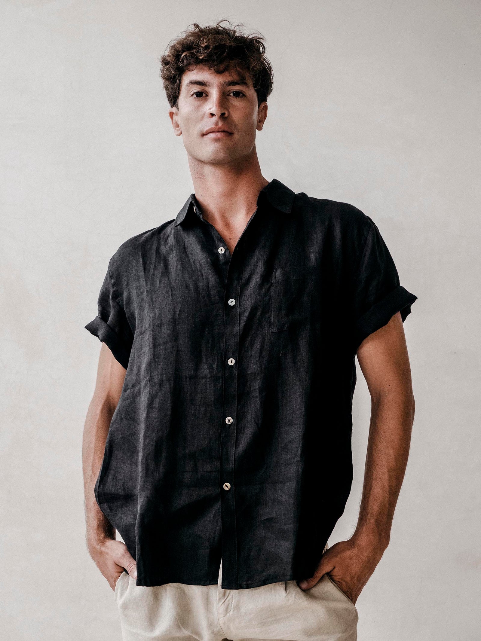 Man wearing the POSITANO classic men's short sleeve linen shirt in black